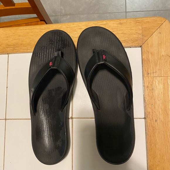 Nike black Bella Kai flip flops - Picture 2 of 4